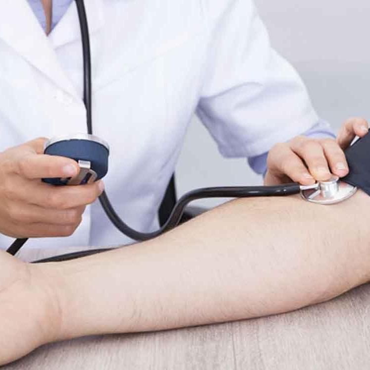 Fotografia de médica aferindo pressão do paciente