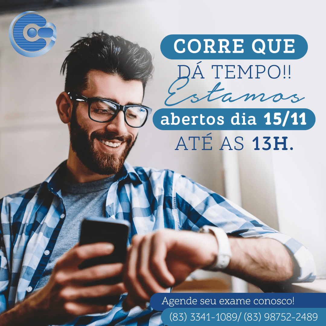 Homem agendando o seu exame no feriado