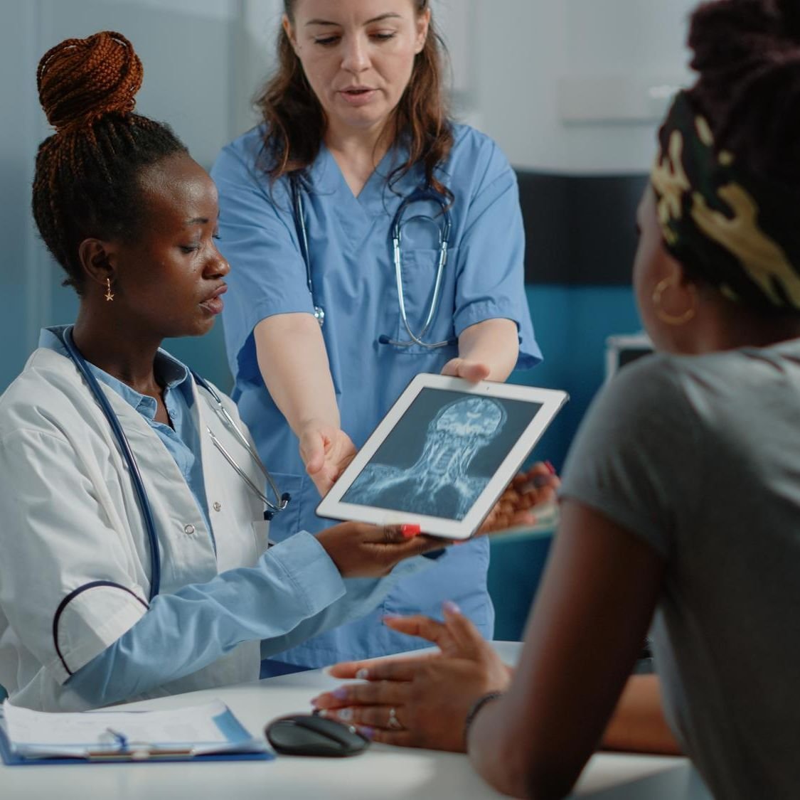 Imagem de médica olhando raio x de paciente com cuidado